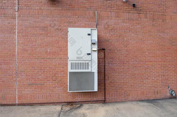 墙登上high-voltagealternatingcurrent高压交互电流单位向一红色的砖墙.
