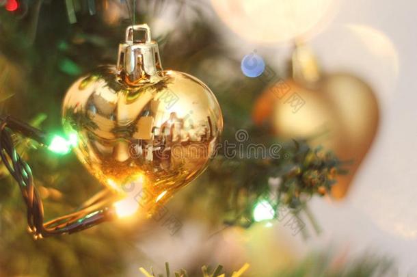 金色的圣诞节心绞死向指已提到的人圣诞节树