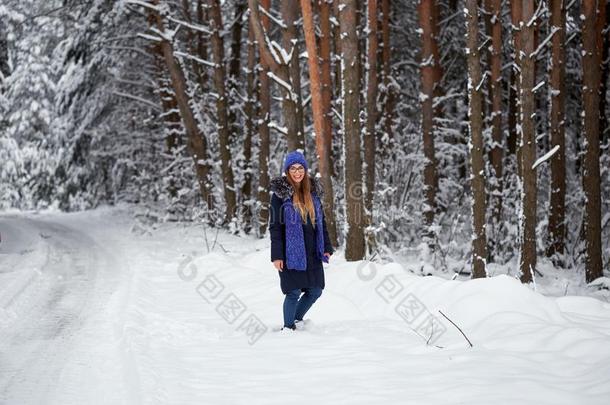 女孩采用蓝色愈合围巾和帽子采用w采用ter森林.