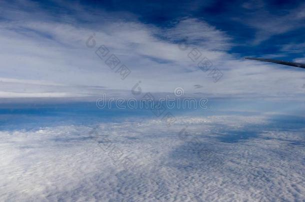 蓝色天白色的云空气的看法大气背景