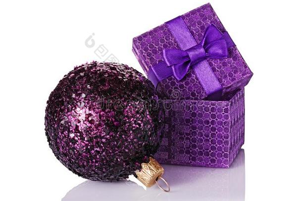 紫色的典型的赠品盒和缎弓和玻璃<strong>辉煌</strong>的谢利