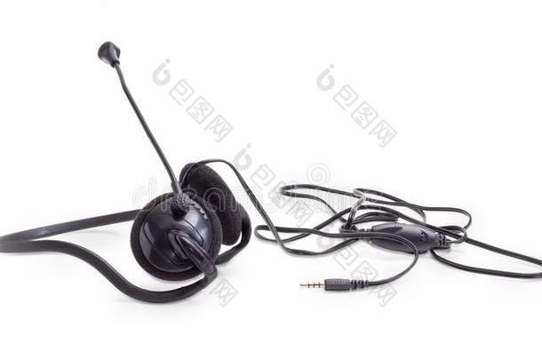 黑的戴在头上的耳机或听筒向一白色的b一ckground