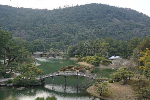 风景采用黑色亮漆