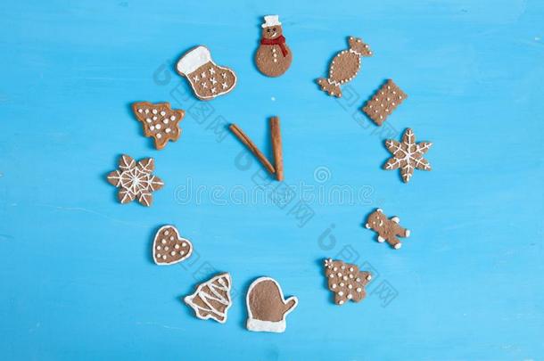钟从甜饼干向蓝色木制的表.甜饼干采用指已提到的人形状关于