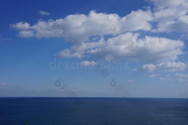 令人惊异的海-看法和白色的云和清楚的天