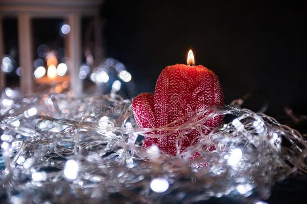 一红色的蜡烛和圣诞节家畜的肺脏采用指已提到的人大气的光