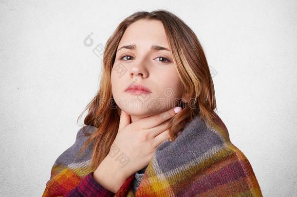 不开心的女人大量的和暖和的毛毯,有托尔咽喉,Cana加拿大