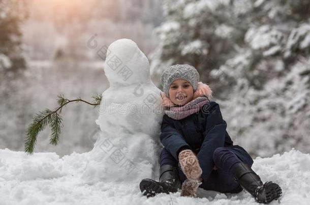 Ð¡<strong>小卡</strong>车小的女孩坐采用雪和雪man.游戏.