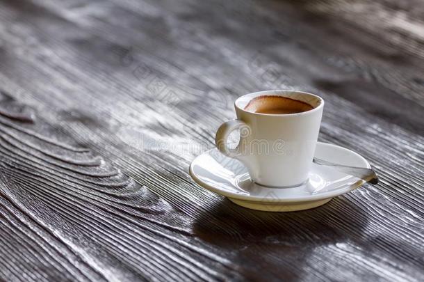 咖啡豆马克杯向木制的表