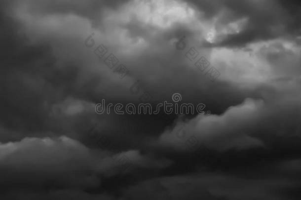 戏剧的大气全景画看法关于暴风雨云和黑的天