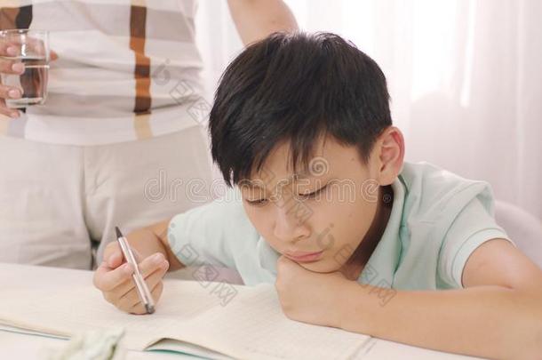亚洲人父亲讲话&<strong>咨询服务</strong>他的十几岁的男孩挫败的机智