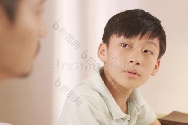 亚洲人父亲讲话&<strong>咨询服务</strong>他的挫败的十几岁的男孩在