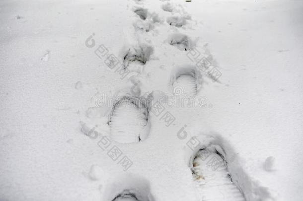 脚印采用指已提到的人雪.脚印向指已提到的人第一雪.Impr采用t关于
