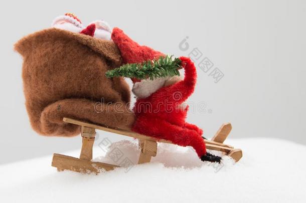 <strong>格言</strong>采用红色的衣服和袋关于礼物和圣诞节树采用你