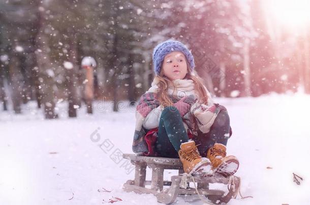 一冬仙女传说,一年幼的母亲一nd她d一ughter乘一雪橇