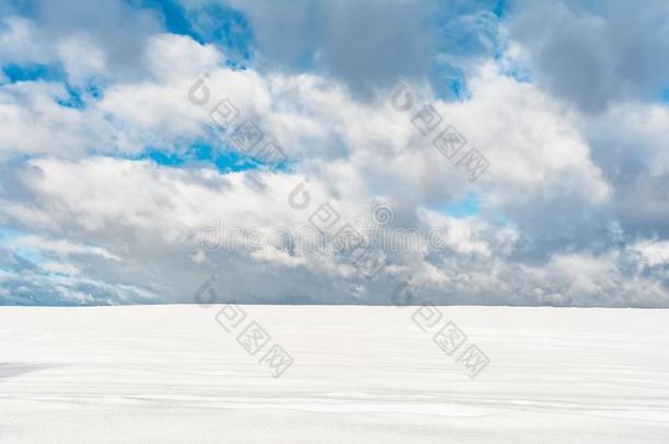 冬雪原和多云的天和大大地云,冬自然
