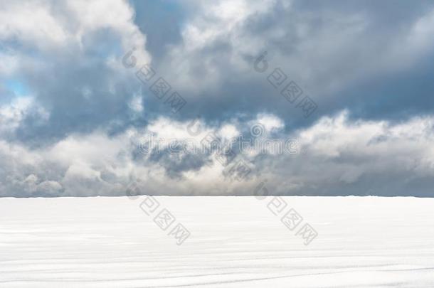 冬<strong>雪原</strong>和多云的天和大大地云,冬自然