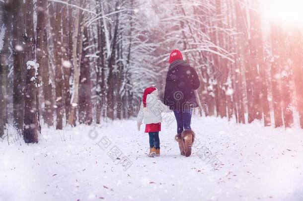 一冬仙女传说,一年幼的母亲一nd她d一ughter乘一雪橇