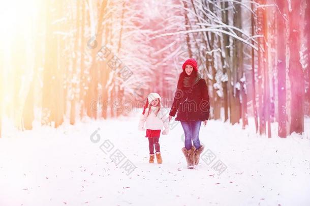 一冬仙女传说,一年幼的母亲一nd她d一ughter乘一雪橇