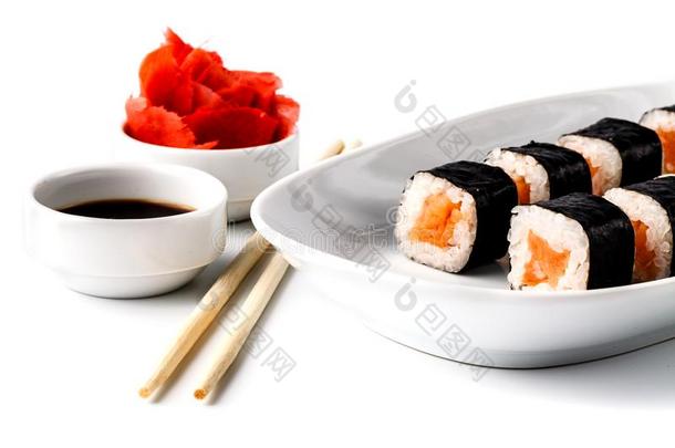 美味的寿司名册向白色的<strong>盘子</strong>和<strong>筷子</strong>和山葵.