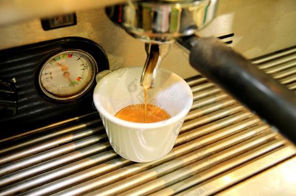 咖啡豆制造者.关-在上面白色的咖啡豆c在上面.浓咖啡机器.