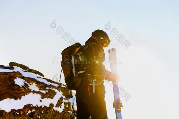 阿尔卑斯山的<strong>滑雪</strong>男人