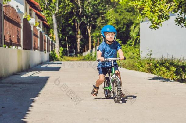 小的男孩向一自行车.C一ught采用moti向,向一drivew一ymoti向