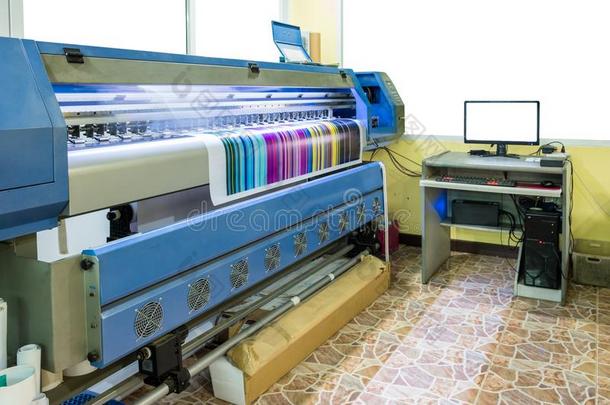 大大地喷墨的打印机工作的多色用于印刷的四分色向乙烯基横幅机智