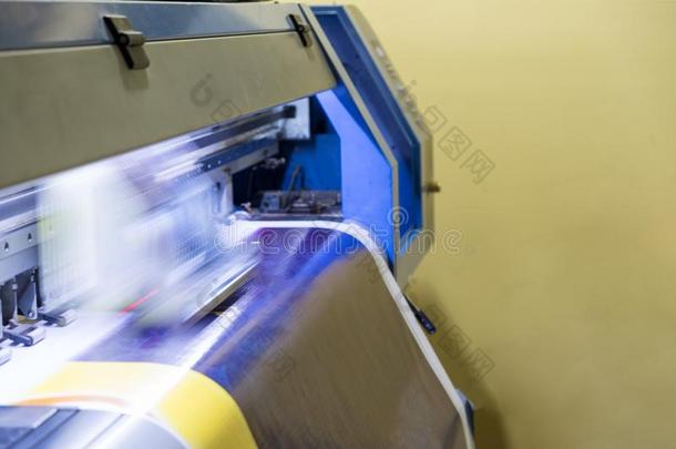 大大地喷墨的打印机上端工作的向乙烯基横幅
