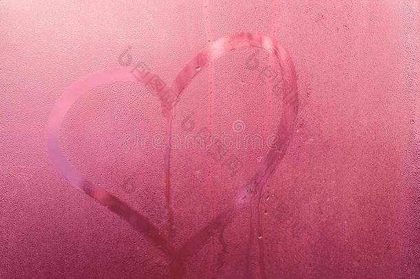 心,爱象征向<strong>浑身</strong>出汗的玻璃,粉红色的梯度背景