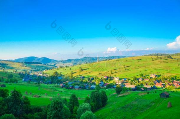 风景优美的风景关于一绿色的mount一inv一lley,vill一ge风景