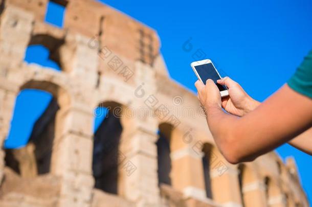 特写镜头智能<strong>手机背景</strong>关于伟大的角斗场,罗马,意大利