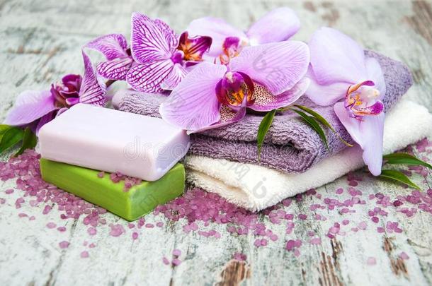 手工做的肥皂和紫色的兰花