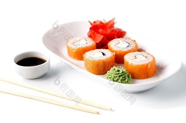 美味的寿司名册向白色的盘子和筷子和山葵.