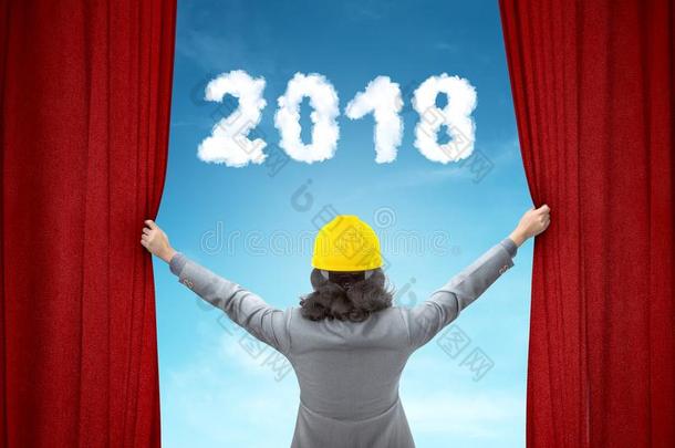 建筑师女人开幕红色的窗帘和2018数字
