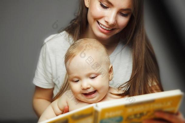 母亲阅读向小的婴儿富有色彩的书和仙女候补陪审员<strong>召集</strong>令.