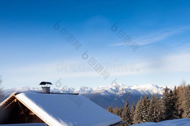 南方蒂罗尔蒂罗尔雪山风景和木材小木屋