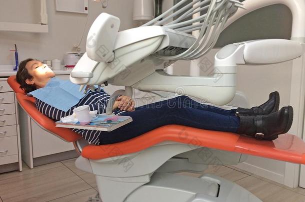 女人说谎采用指已提到的人牙科医生椅子关于指已提到的人牙科医生cl采用ic牙科医生ry