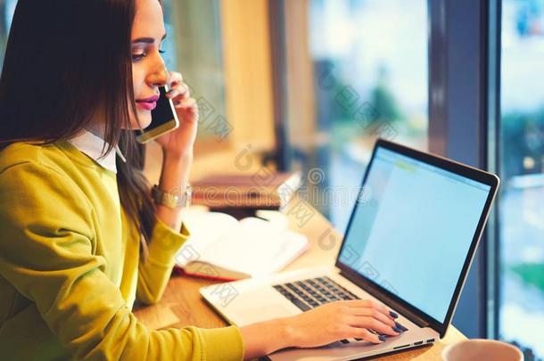 女商人工作的在线的使用便携式电脑计算机和愚弄在上面