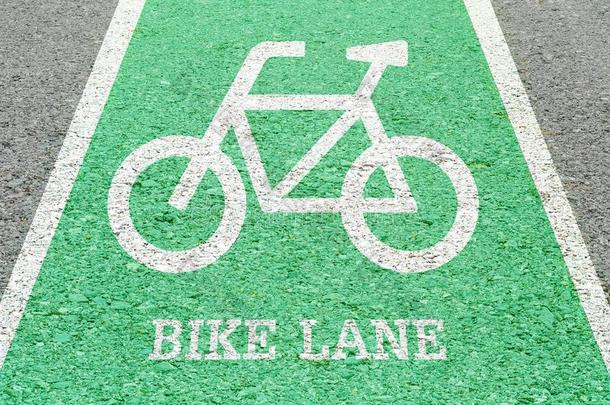 特写镜头白色的描画的关于自行车符号采用绿色的自行车小路在指已提到的人
