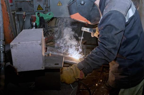 焊接工采用车间环境样品焊接从纸金属向家伙