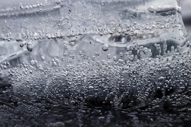 一块关于冰和冷冻的泡采用指已提到的人水