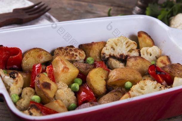 烘烤制作的蔬菜采用烤箱乡村的马铃薯花椰菜胡椒vegetable蔬菜