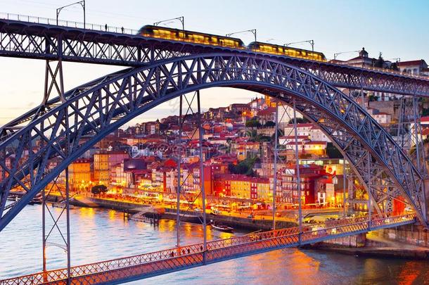 有轨电车<strong>轨道</strong>向,有轨电车<strong>轨道</strong>桥.波尔图,葡萄牙