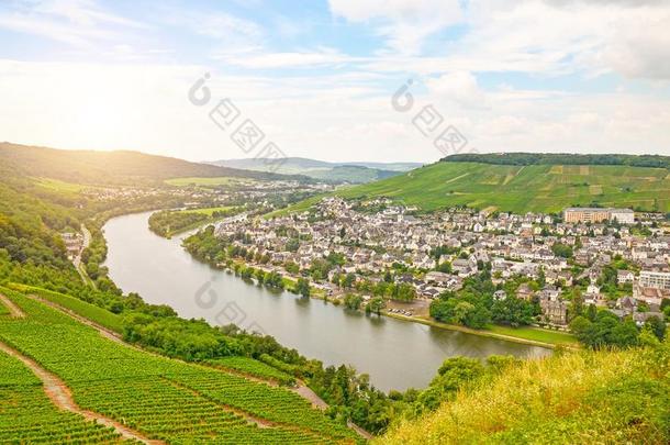 法国摩泽尔河流域产白葡萄酒山谷德国:看法从兰茨胡特城堡向指已提到的人老的向w