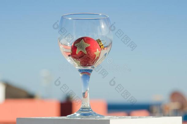 葡萄酒杯和装饰球