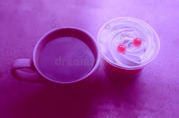 咖啡豆和纸杯蛋糕采用紫罗兰,紫色的颜色时髦的背景