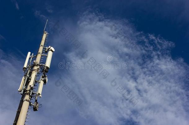 蜂窝式便携无线电话广播广播向12月和煦的：照到阳光的蓝色天
