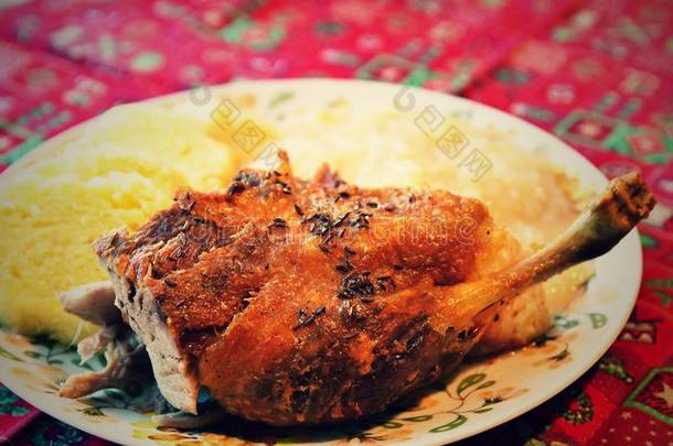 烘烤制作的鸭子.传统的捷克人美味的盘从肉,出租车