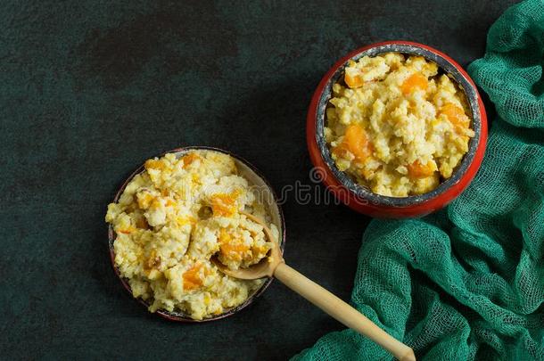 传统的俄国的食物小米粥和南瓜